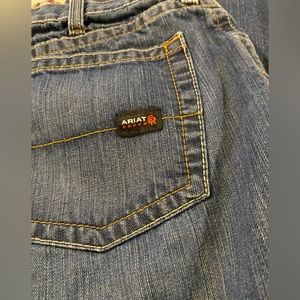 These Ariat jeans are in like new condition. FR m3 loose straight 40/32